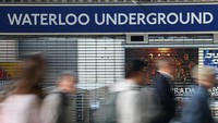 Aksi mogok di kereta bawah tanah menutup jaringan kereta yang luas. Para pekerja di London Underground, yang akrab disapa the tube, memulai aksi mogok bergilir selama seminggu pada Minggu malam, yang menyebabkan gangguan besar bagi para pengguna jalan di ibu kota Inggris. Foto: REUTERS/Toby Melville