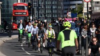 Sejumlah warga London bersepeda di jalan utama saat jaringan Tube ditutup akibat aksi mogok, Selasa (9/9/2025). Serikat Pekerja Kereta Api, Maritim, dan Transportasi Nasional (RMT) mengatakan perselisihan tersebut berpusat pada gaji, manajemen kelelahan, pola shift, dan pengurangan jam kerja. Foto: REUTERS/Jack Taylor