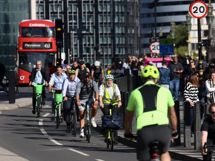 Warga London Beralih Naik Sepeda-Bus Imbas Aksi Mogok Pekerja Kereta