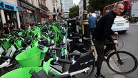 Dengan hampir tidak ada kereta bawah tanah yang beroperasi hingga Jumat (12/9), permintaan layanan sepeda bersama dan transportasi sungai melonjak karena warga London mencari cara alternatif untuk pergi bekerja, yang menyebabkan perjalanan yang lebih panjang dan kepadatan di bagian lain jaringan transportasi. Foto: REUTERS/Jack Taylor
