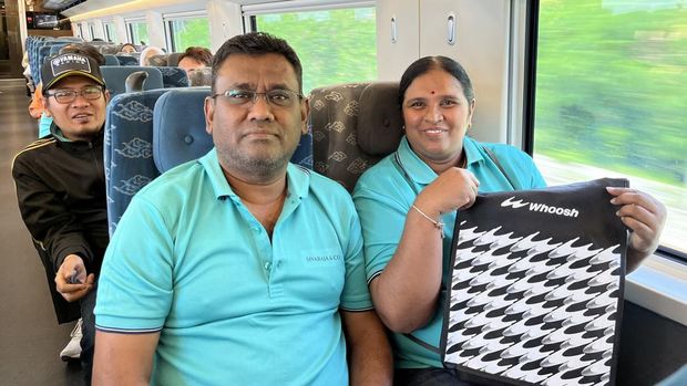 Warga Malaysia naik Kereta Cepat Whoosh. (Dok. KCIC)