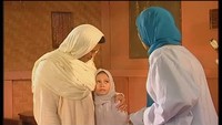 Ini momen Yuki Kato kecil beradu akting dengan Rhoma Irama. Sebuah pengalaman yg tak terlupakan, untung mamaku suka foto-fotoin untuk dokumentasi hehehe jd ada kenang2an di slide terakhir. Started from the bottom, now i’m here? Haha belumlaaah ya masih panjaaaang perjuanganku. Sehat selalu pak haji Rhoma, suatu kehormatan, tulisnya. (Foto: dok Instagram yukikt)