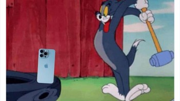 Demen banget hancur-hancurin iPhone buat tes ketahanan. Foto: sarcastic_us via Bored Panda