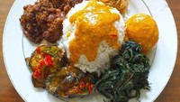 Warung Nasi Padang ini letaknya tersembunyi di area parkiran, tapi semua makanannya termasuk ayam bakar jadi juara. Namanya RM Uda Denai di kawasan Krukut, Jakarta Barat.  Foto: detikFood/Visual