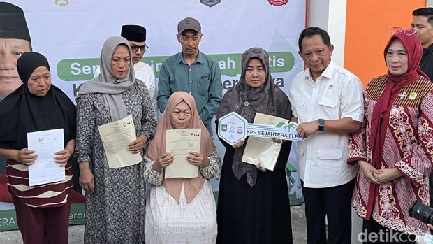4 keluarga korban demo ricuh di Makassar mendapat bantuan rumah dari pemerintah. 4 keluarga korban demo ricuh di Makassar mendapat bantuan rumah dari pemerintah.