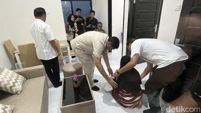 4 keluarga korban demo ricuh di Makassar mendapat bantuan rumah dari pemerintah. 4 keluarga korban demo ricuh di Makassar mendapat bantuan rumah dari pemerintah.