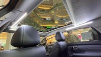 Kabin juga dibekali material berkualitas tinggi dengan soft touch panel, panoramic glass roof + tirai elektrik sampai ruang kaki yang luas. Foto: Luthfi Anshori/detikOto