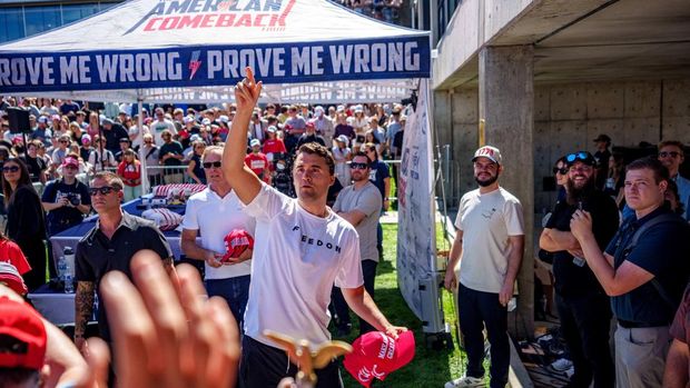 Aktivis dan komentator sayap kanan AS Charlie Kirk melempar topi ke kerumunan sesaat sebelum ia ditembak di acara pidato Universitas Utah Valley di Orem, Utah, AS, 10 September 2025. (Trent Nelson/The Salt Lake Tribune via REUTERS)