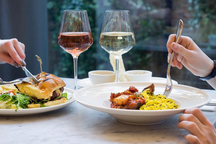 Alasan larangan restoran bawa makan dan minum dari luar Kenapa Ya Restoran Melarang Pengunjung Bawa Makanan dari Luar?