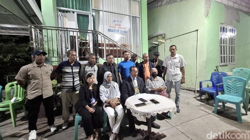 Alumni SMAN 5 Kota Kupang saat konferensi pers di Kota Kupang, NTT, Kamis (11/9/2025). (Foto: Yufengki Bria/detikBali)