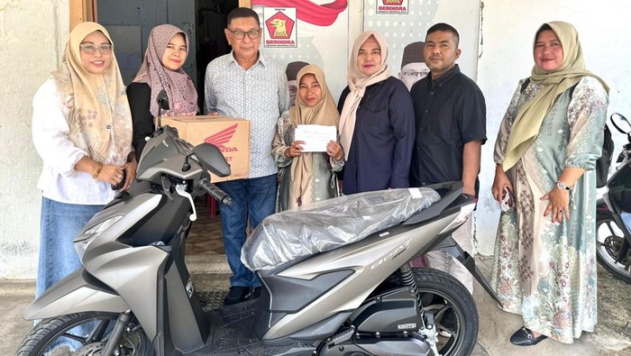 Andre Rosiade Serahkan 1 Sepeda Motor ke Guru TK di Langki Sijunjung