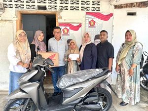 Andre Rosiade Serahkan Hadiah 1 Unit Motor ke Guru TK di Langki Sijunjung