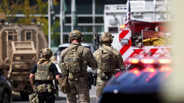 Anggota militer berjaga di Universitas Utah Valley, tempat aktivis sayap kanan AS, komentator, Charlie Kirk, sekutu Presiden AS Donald Trump, ditembak selama sebuah acara, di Orem, Utah, AS, 10 September 2025. (REUTERS/Jim Urquhart)