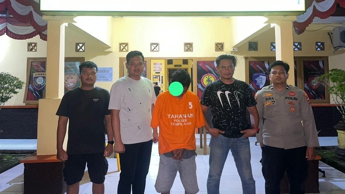 Pelaku yang aniaya ibu kandungnua saat diamankan di Polsek Tempilang.