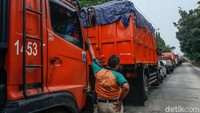 Seorang sopir truk sampah menyebut kondisi ini sudah terjadi sejak sepekan terakhir. Ia mengaku berangkat dari Jakarta pukul 07.00 WIB dan baru bisa keluar pukul 14.30 WIB. Seorang sopir truk sampah menyebut kondisi ini sudah terjadi sejak sepekan terakhir. Ia mengaku berangkat dari Jakarta pukul 07.00 WIB dan baru bisa keluar pukul 14.30 WIB.