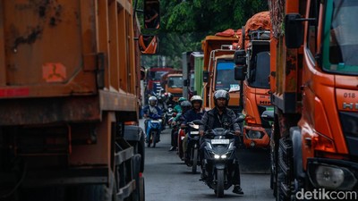 Antrean 7 Jam Truk Sampah Bikin Macet Bantargebang