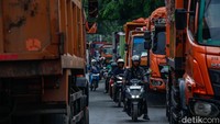 Padahal, jika tidak ada perlambatan, truk dapat menyelesaikan operasi pembuangan sampah hanya dalam waktu satu jam. Padahal, jika tidak ada perlambatan, truk dapat menyelesaikan operasi pembuangan sampah hanya dalam waktu satu jam.