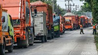 Truk sampah yang berdatangan sejak pagi baru bisa keluar dari kawasan TPST pada siang hari. Truk sampah yang berdatangan sejak pagi baru bisa keluar dari kawasan TPST pada siang hari.