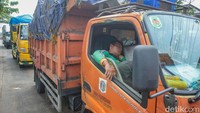 Sementara sopir lain yang baru masuk di Jalan Pangkalan 5 hanya bisa pasrah menghadapi kemacetan. Seorang sopir memperkirakan baru akan keluar dari antrean pada malam hari. Sementara sopir lain yang baru masuk di Jalan Pangkalan 5 hanya bisa pasrah menghadapi kemacetan. Seorang sopir memperkirakan baru akan keluar dari antrean pada malam hari.