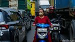 Antrean 7 Jam Truk Sampah Bikin Macet Bantargebang