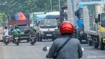 Antrean 7 Jam Truk Sampah Bikin Macet Bantargebang