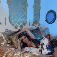 Beberapa ruangan yang ia buat antara lain “Iceberg Room”, ruangan bertema gunung es. Ruang tamu diubah menjadi Verandah Cafe, sementara kamar tidurnya disulap menyerupai suite kapal mewah. Apartemen itu juga dilengkapi dengan jendela kapal yang diberi kain biru untuk meniru pemandangan laut. Foto: dok. TikTok @titanicapartment