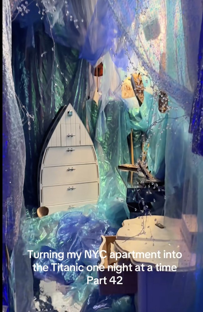 Kini, cintanya terhadap Titanic berkembang lebih jauh. Ia benar-benar mengubah apartemennya di New York menjadi replika kapal tersebut. Foto: dok. TikTok @titanicapartment