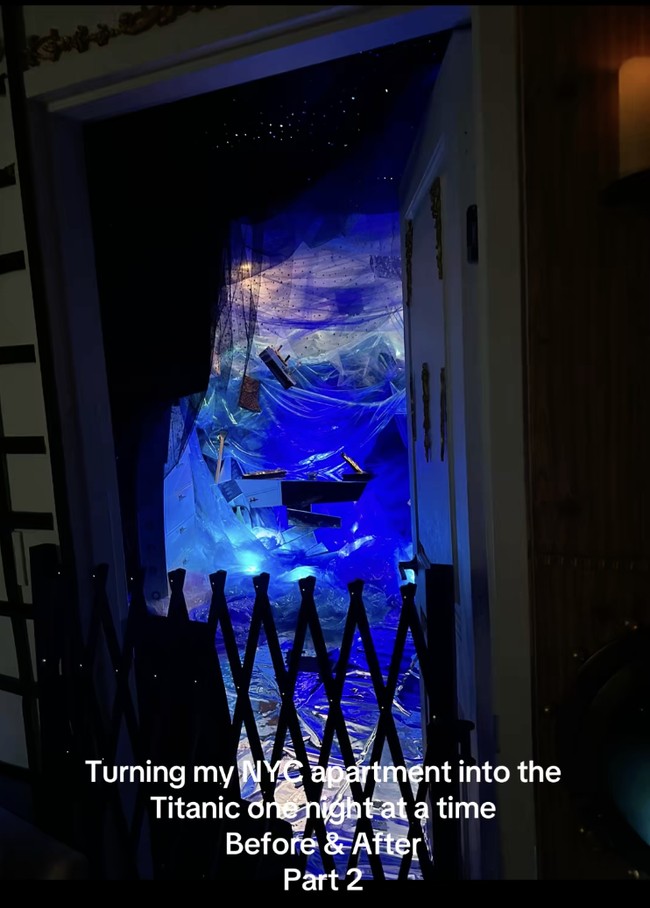 Untuk mewujudkan proyek ini, Boll berburu barang dari eBay, Etsy, hingga Amazon. Ia membeli ubin, cat semprot emas, kostum vintage, hingga aksesori kapal seperti panel kontrol. Bahkan, ia memiliki tas tangan berbentuk kapal Titanic yang dibelinya di eBay. Foto: dok. TikTok @titanicapartment