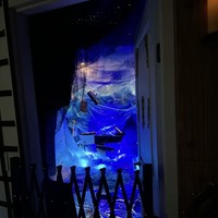 Untuk mewujudkan proyek ini, Boll berburu barang dari eBay, Etsy, hingga Amazon. Ia membeli ubin, cat semprot emas, kostum vintage, hingga aksesori kapal seperti panel kontrol. Bahkan, ia memiliki tas tangan berbentuk kapal Titanic yang dibelinya di eBay. Foto: dok. TikTok @titanicapartment