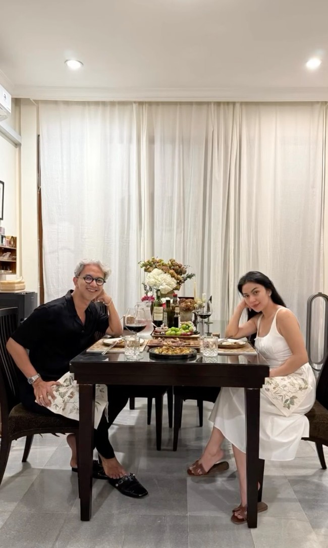 Melalui akun Instagram pribadinya desainer Didiet Maulana membagikan momen hangat dirinya saat diundang makan malam bersama Ariel Tatum. Uniknya Ariel memilih untuk memasak semua hidangan makan malamnya sendiri. Foto: Instagram/@didietmaulana