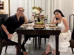 7 Gaya Ariel Tatum Tetap Cantik Masak di Dapur, Tampil Natural Tanpa Makeup