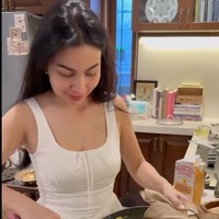 Terlihat Ariel yang benar-benar mengerjakan semua masakannya sendiri tanpa bantuan. Pesonanya saat memasak pun berhasil mencuri atensi netizen. Foto: Instagram/@didietmaulana