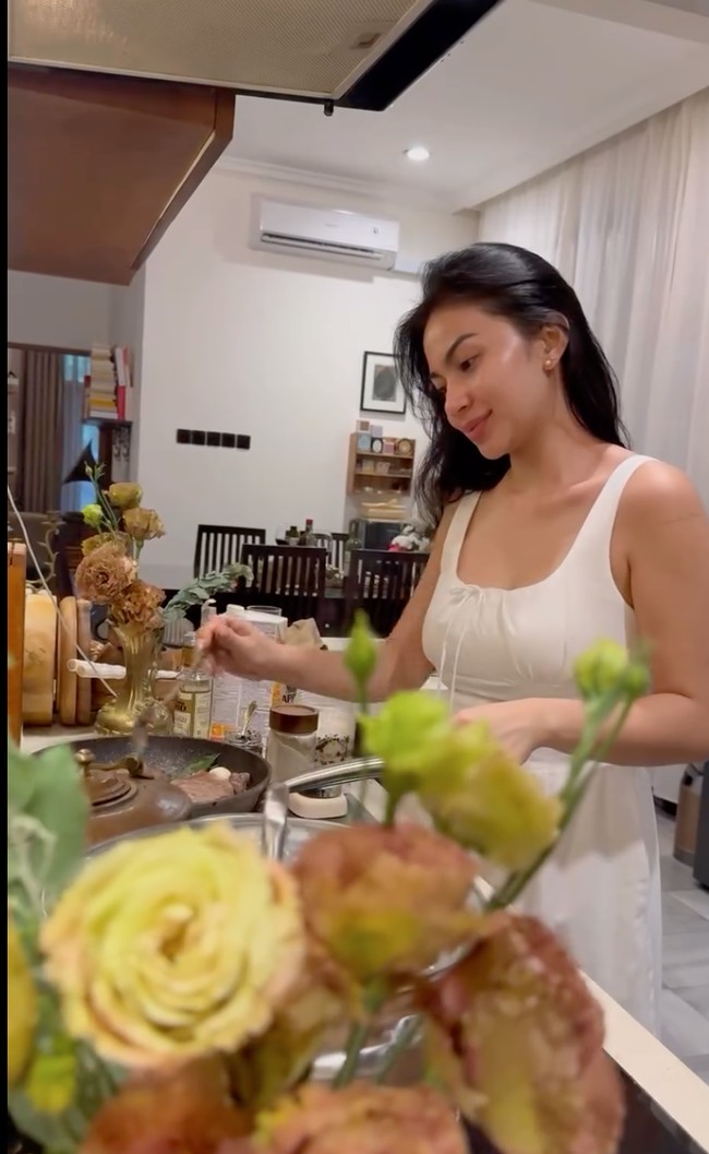 Penampilan Ariel yang tetap cantik mempesona pun tak kalah jadi sorotan dan banjir komentar netizen. Keren banget mba Ariel, masak rambut terurai, dress well, tetep cantik...liat diri sendiri masak, dasteran rambut dikuncir..habis masak dasternya mambu bumbu... next aku bakal belajar naik level biar masak tetep glowing, shimering kaya mba Ariel... komentar salah seorang netizen. Dia masak pakai baju putih dan rambut tergerai..selesai masak tetap cantik..hamba dasteran, rambut digulung, selesai masak daster basah, muka kucel ga karuan, tambah netizen lain. Foto: Instagram/@didietmaulana