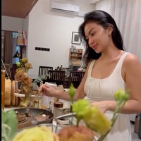 Penampilan Ariel yang tetap cantik mempesona pun tak kalah jadi sorotan dan banjir komentar netizen. Keren banget mba Ariel, masak rambut terurai, dress well, tetep cantik...liat diri sendiri masak, dasteran rambut dikuncir..habis masak dasternya mambu bumbu... next aku bakal belajar naik level biar masak tetep glowing, shimering kaya mba Ariel... komentar salah seorang netizen. Dia masak pakai baju putih dan rambut tergerai..selesai masak tetap cantik..hamba dasteran, rambut digulung, selesai masak daster basah, muka kucel ga karuan, tambah netizen lain. Foto: Instagram/@didietmaulana