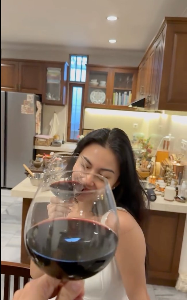 Setelah selesai memasak Ariel tetap terlihat cantik natural. Banyak netizen yang memuji penampilannya itu. Foto: Instagram/@didietmaulana