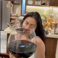 Setelah selesai memasak Ariel tetap terlihat cantik natural. Banyak netizen yang memuji penampilannya itu. Foto: Instagram/@didietmaulana