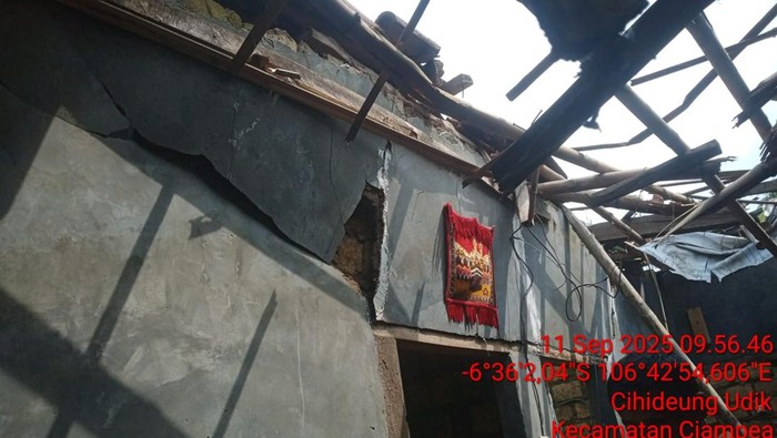 Atap rumah warga Bogor rusak diterjang angin kencang. (Dok. istimewa)