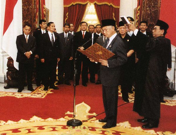 Bacharuddin Jusuf Habibie mengambil sumpah sebagai Presiden Republik Indonesia, menggantikan Soeharto setelah pengunduran dirinya. (Dok. Istimewa)