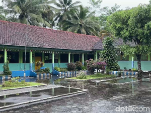 Siswa Belajar di Sekolah Buntut Jembatan Ambrol Diterjang Lahar Semeru