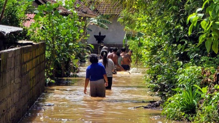 Banjir menggenangi pemukiman warga di wilayah Banjar Tengading, Desa Antiga, Kecamatan Manggis, Karangasem, Kamis (11/9/2025). (Foto: Dok. BPBD Karangasem)