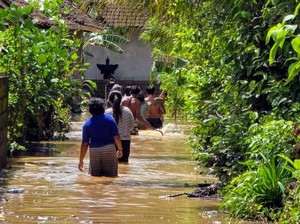 135 Jiwa di Karangasem Mengungsi Akibat Banjir, Kerugian Capai Rp 1,8 Miliar