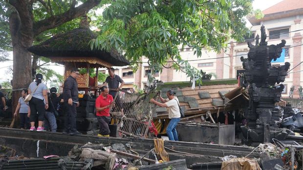 Warga berjalan melewati lumpur pasca terjadi banjir di Pasar Kumbasari, Denpasar, Bali, Kamis (11/9/2025). Badan Penanggulangan Bencana Daerah (BPBD) Provinsi Bali mencatat lebih dari 120 titik banjir yang menerjang tujuh wilayah administrasi kabupaten dan kota di Bali dan data sementara per Kamis (11/9), total korban meninggal dunia yang sudah ditemukan berjumlah 14 orang dan yang masih dalam pencarian sebanyak dua orang. ANTARA FOTO/Nyoman Hendra Wibowo