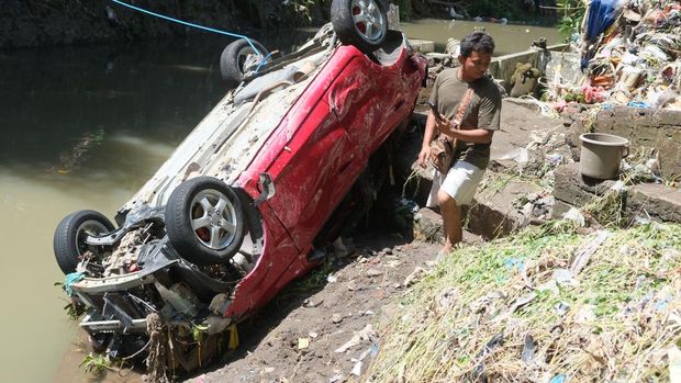 Warga berjalan melewati lumpur pasca terjadi banjir di Pasar Kumbasari, Denpasar, Bali, Kamis (11/9/2025). Badan Penanggulangan Bencana Daerah (BPBD) Provinsi Bali mencatat lebih dari 120 titik banjir yang menerjang tujuh wilayah administrasi kabupaten dan kota di Bali dan data sementara per Kamis (11/9), total korban meninggal dunia yang sudah ditemukan berjumlah 14 orang dan yang masih dalam pencarian sebanyak dua orang. ANTARA FOTO/Nyoman Hendra Wibowo
