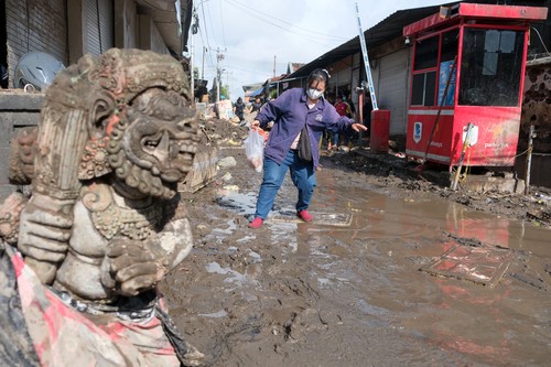Warga berjalan melewati lumpur pasca terjadi banjir di Pasar Kumbasari, Denpasar, Bali, Kamis (11/9/2025). Badan Penanggulangan Bencana Daerah (BPBD) Provinsi Bali mencatat lebih dari 120 titik banjir yang menerjang tujuh wilayah administrasi kabupaten dan kota di Bali dan data sementara per Kamis (11/9), total korban meninggal dunia yang sudah ditemukan berjumlah 14 orang dan yang masih dalam pencarian sebanyak dua orang. ANTARA FOTO/Nyoman Hendra Wibowo