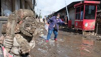 Foto: ANTARA FOTO/Nyoman Hendra Wibowo Selain Kuta, banjir juga menerjang sejumlah titik di Bali lainnya. Lokasi banjir terparah terjadi di Kota Denpasar. Warga berjalan melewati lumpur sisa-sisa banjir di Pasar Kumbasari, Denpasar, Bali, Kamis (11/9/2025).BPBD Provinsi Bali mencatat lebih dari 120 titik banjir yang menerjang Kota Denpasar, Kabupaten Badung, Tabanan, Gianyar, hingga Jembrana. Ratusan warga terpaksa mengungsi. (Foto: ANTARA FOTO/Nyoman Hendra Wibowo)