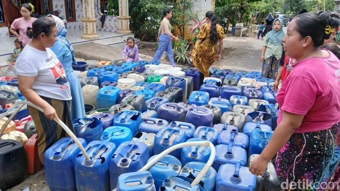 Bantuan air bersih di salah satu desa Pasuruan