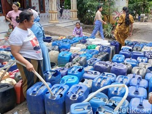 10 Desa di Pasuruan Kekeringan, Warga Andalkan Bantuan Air Bersih