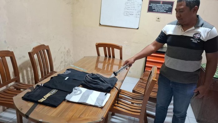 Barang bukti dari pelaku penganiayaan warga Desa Ketitang Wetan,  Pati, Kamis (11/9/2025).