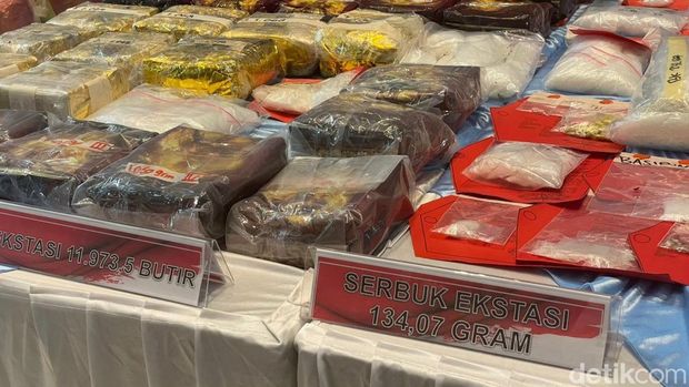 Barang bukti jaringan narkoba yang diungkap Polda Kalsel.