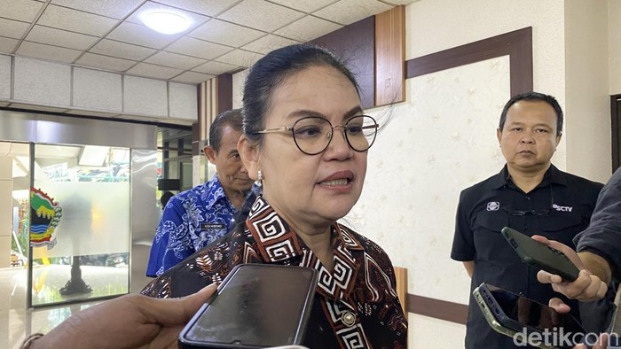 Bendahara DPD PDIP Jateng, Agustina Wilujeng di Kompleks Kantor Gubernur Jateng, Kecamatan Semarang Selata, Kota Semarang, Kamis (11/9/2025).